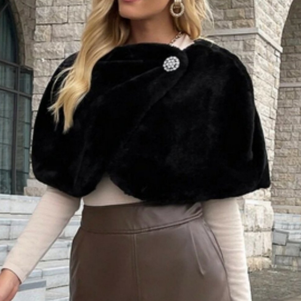 Chic elegant black faux fur buttoned shoulder cape - Picture 3 of 6